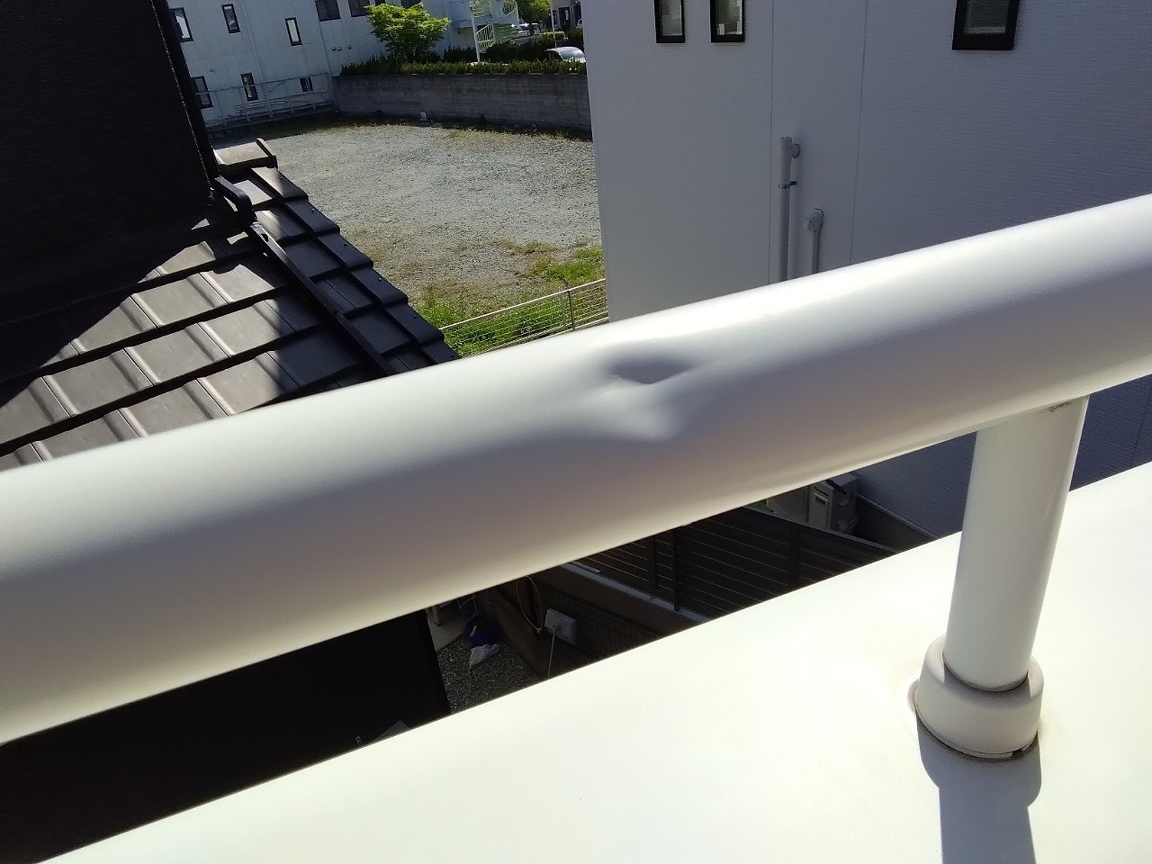 雹凹み　ベランダ手すり